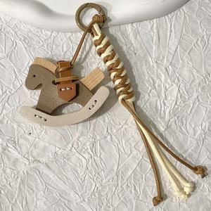 Llavero de lujo al por mayor de cuero PU con diseño de caballo balancín, accesorios hechos a mano, pequeño caballo, colgante de moda duradero para bolso de mujer - Product Image 6