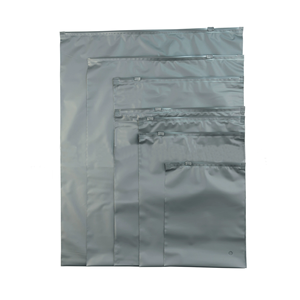 Sacs à fermeture éclair réutilisables en plastique givré avec logo de marque de vêtements personnalisé pour l'emballage des vêtements - Product Image 5