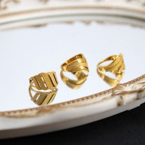 แหวนสแตนเลสสตีลชุบทอง 14k 18k ดีไซน์ปีก สำหรับผู้หญิง ป้องกันอาการแพ้ ไม่หมอง ไม่เป็นสนิม กันน้ำ - Product Image 2