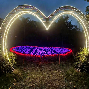 Arco de Luces Romántico de Navidad con Forma de Corazón que Crea una Atmósfera Festiva Cálida para Espacios Públicos de Temporada - Product Image 1