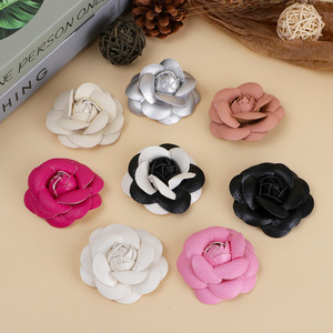 Mini fleur de camélia en cuir, corsage fait main, accessoire pour cheveux, décoration de vêtements, artisanat de mariage, accessoires de bijouterie - Product Image 1