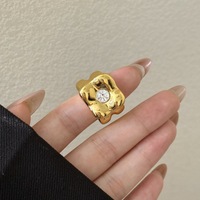 Gold-Weiß Farbkontrast Tropfenglasur Tulpenblüten-Design für Stilvolle INS Hochwertige Quadratische Zirkon-Besetzte Breite Legierungsringe