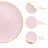 Assiettes de présentation festonnées rose pâle et or de 13 pouces en gros, sous-assiettes en plastique PP de haute qualité pour la décoration de tables de mariage et de banquets
