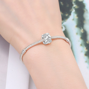 สร้อยข้อมือทองแดงสีขาวถักลูกปัดดีไซน์เฉพาะสุดหรู งานแฮนด์เมด DIY พร้อมจี้ห้อยแฟชั่นสำหรับผู้หญิง ขายดี - Product Image 3