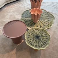 Table basse moderne en forme de fleur avec surface aspect marbre vert pâle, table sculpturale de luxe avec pieds en bois pour salon