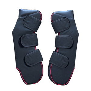 Bandages pour jambes de cheval en nylon noir avec bordure rouge et sangles Velcro - Product Image 1