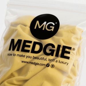 Sac d'emballage pour t-shirt biodégradable avec logo d'entreprise personnalisé, faible MOQ, sac en plastique givré avec fermeture éclair pour vêtements - Product Image 1