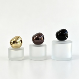 Flacon de parfum minimaliste <span class=keywords><strong>en</strong></span> verre dépoli 50ml 100ml avec pompe argentée, flacon pulvérisateur de parfum rond élégant vide avec boîte - Product Image 1