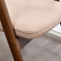 Ensemble table et chaises de salle à manger en bois massif de style nordique avec pieds en bois recyclé pour les intérieurs rustiques modernes