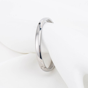 สร้อยข้อมือไทเทเนียมทรงเรขาคณิตสำหรับผู้หญิง ขนาด 6 มม. ชุบทอง 18K รูปทรงกลมเรียบเนียน ของขวัญเครื่องประดับ - Product Image 4