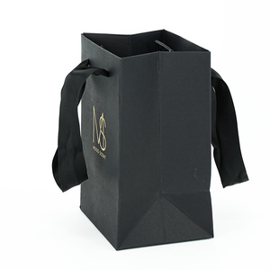ถุงกระดาษช้อปปิ้งสีดำพิมพ์ลายตามสั่งสำหรับขายส่งพร้อมโลโก้สีทอง - Product Image 1