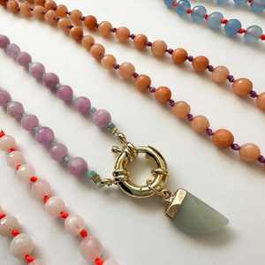 قلادة خانقة مصنوعة يدويًا من الأحجار الطبيعية مع حلية سمكة من الفولاذ المقاوم للصدأ المطلي بالذهب عيار 18 قيراط، مقاومة للماء والتآكل، متوفرة بالجملة - Product Image 5