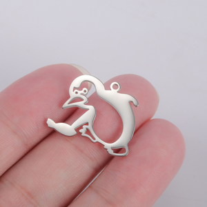 中空ステンレス鋼ペンギンチャームミニ魚ペンギン金メッキペンダントネックレスアクセサリージュエリー作り - Product Image 2
