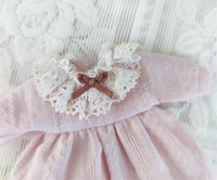 Vente en gros Mini robe de poupée à col en dentelle de style classique Vêtements de poupée Robe de princesse