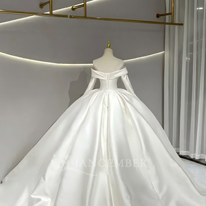 Vestido de Novia JFH29, Estilo Modesto, Satinado, con Hombros Descubiertos, Cola de Capilla, con Encaje y Flores - Product Image 4