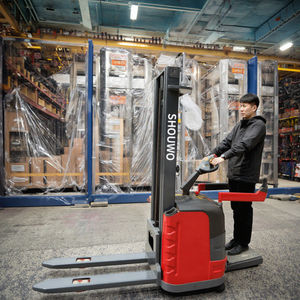 Apilador Eléctrico REDLIFT de 1 Tonelada, Motor DC, Nuevo, Capacidad de 1000 kg, Operación de Pie, Uso Doméstico, 1 Año de Garantía - Product Image 2