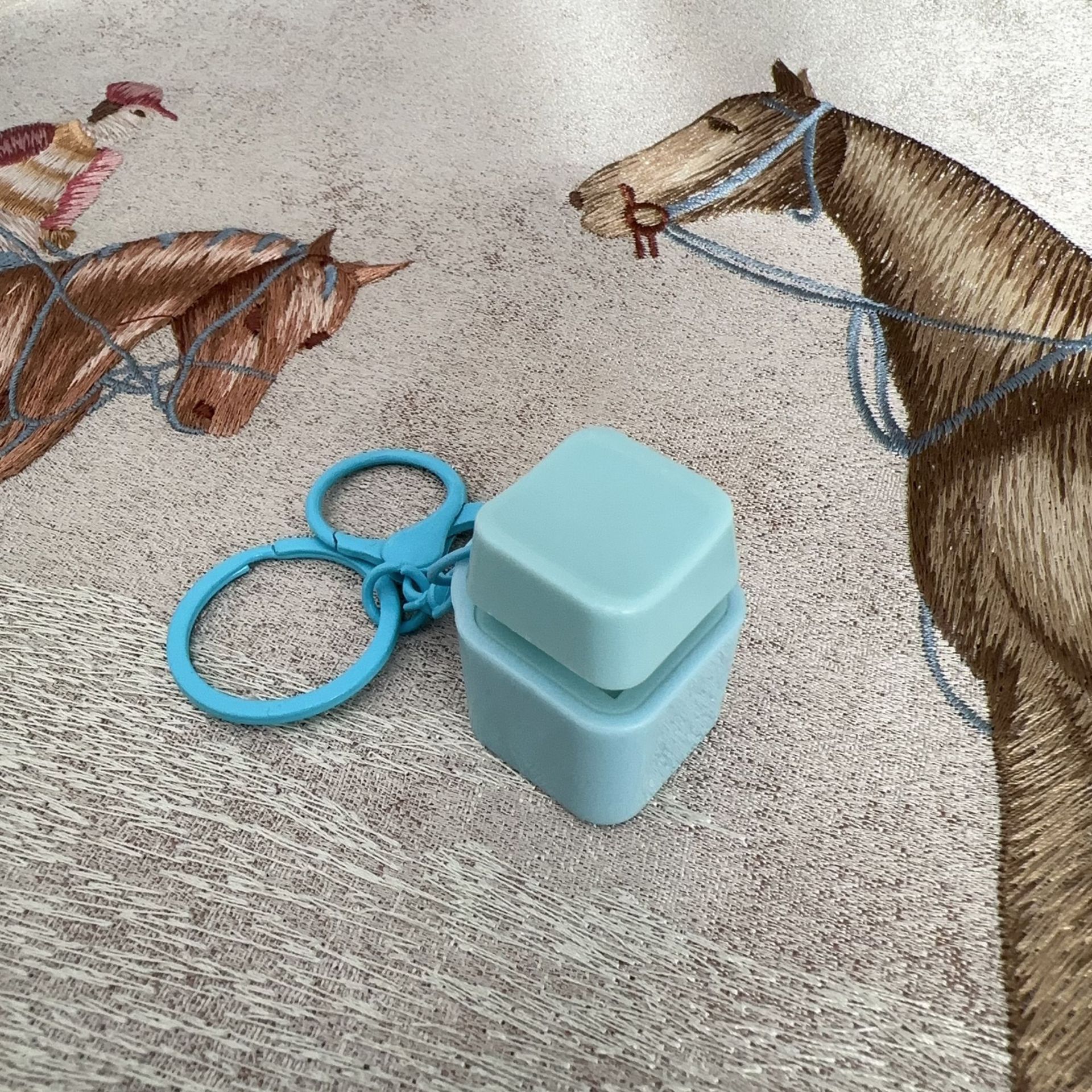 天蓝色