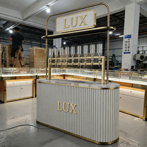 ตู้โชว์น้ำหอมแบบเคลื่อนที่พร้อมโครงสีทองปรับแต่งได้ LUX รถเข็นเติมน้ำหอมแบบเคลื่อนที่ ดีไซน์ตู้น้ำหอมลายทางแนวตั้ง - Product Image 6