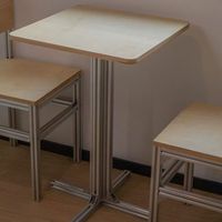 Table basse moderne en bois avec pieds en métal et panier de rangement pour le salon