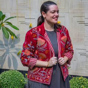 Veste en toile matelassée écologique brodée à la main de motifs floraux rouges pour femmes, à manches longues, col rond, tissée, longueur normale, pour l'automne - Product Image 1