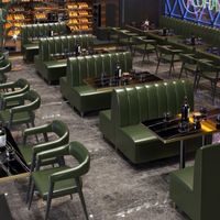 Ensemble de meubles de restaurant vintage moderne pour bar ou café, tables, chaises et canapés en bois, combinaison pour salon