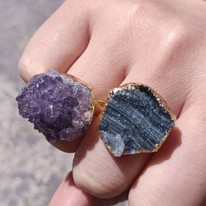 Anillo Ajustable de Cristal de Cuarzo Natural Irregular con Gema Grande de Amatista Púrpura para Hombre y Mujer - Product Image 2