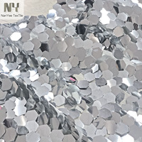 Nouveauté Nanyee Textile : Tissu en tulle brodé de sequins hexagonaux brillants argentés de 25 mm, idéal pour chaussures de mariage
