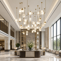 Lustre contemporain Senfey sur mesure avec abat-jour en verre LED, cadre en laiton, hauteur réglable, suspension multiple