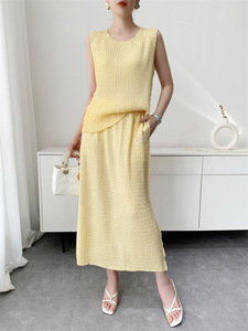 Ensemble haut sans manches plissé Miyake et jupe midi, style décontracté quotidien, vêtements occidentaux pour femmes, vente en gros en ligne - Product Image 5
