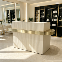Bureau de réception moderne sur mesure avec panneau à rayures minimalistes et décoration dorée pour salon, centre de beauté et bien-être