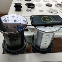 AU Prise de courant Ip65 Wifi Armoire de cuisine intelligente Table rétractable motorisée Plan de travail Chargeur sans fil Prise encastrée encastrée