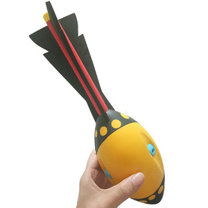 Équipement sportif scolaire pour jeunes athlètes : Lanceur de lance en PVC plastique pour enfants avec sifflets, cible de lancer, lance-rakets Aero Howler 30cm - Product Image 4