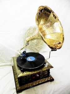 Tocadiscos Antiguo con Bocina de Latón, Equipo de Audio Gramófono en Venta, Gramófono Antiguo con Base de Madera - Product Image 4
