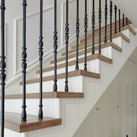 Système de rampe d'escalier intérieur moderne nordique minimaliste avec marches en bois sur mesure, balustres métalliques et main courante pour villa, idéal pour le bricolage