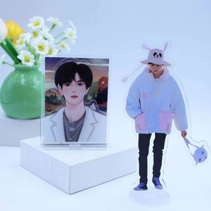 Expositor de Tarjetas Fotográficas Personalizado de Anime Kpop, Soporte de Acrílico Transparente con Impresión a Doble Cara y Holograma Epoxi - Product Image 6