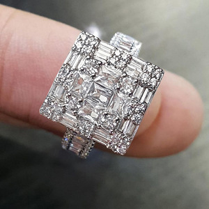 Anello Geometrico a Reticolo Quadrato per Donne, Stile Lussuoso e Brillante per Matrimoni, Accessorio Gioiello per Uso Quotidiano e Feste - Product Image 1