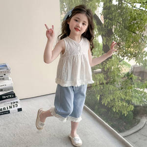 Tenue d'été deux pièces pour petite fille, haut sans manches en coton avec bordure en dentelle et pantalon court en jean léger, ensemble décontracté doux et respirant pour - Product Image 1