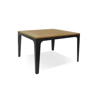 4つのプラスチック製の木製の椅子とサイドテーブルを備えたアルミニウム製の庭の家具5ピースのフェイクウッドダイニングとコーヒー用のテーブルセット