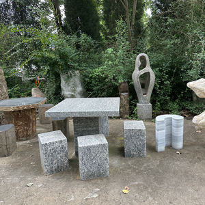 طاولة وكراسي حديقة خارجية من الجرانيت والبازلت - Product Image 2