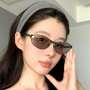 YK แว่นกันแดดโลหะสำหรับผู้หญิง กรอบสีเงิน ป้องกันรังสียูวี 400 ประเภท 3 แว่นกันแดดสไตล์สตรีท YC88832 - Product Image 2