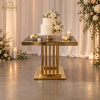 Table carrée pour gâteaux, plateau blanc, piétement en métal doré effet miroir, pour la location de mobilier hôtelier