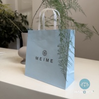 Sacs en carton bleu et blanc avec poignées, sacs d'emballage écologiques et biodégradables pour le shopping et les vêtements, avec logo personnalisé disponible.