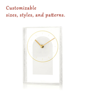 Horloge de bureau minimaliste en acrylique transparent avec ligne dorée personnalisée |   Horloge de table rectangulaire silencieuse en lucite avec aiguilles en métal doré pour la décoration de la maison