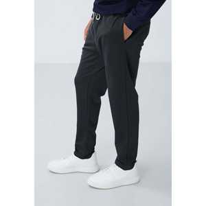 กางเกงวอร์มผู้ชายสีเทาเข้มเนื้อผ้ามีเท็กซ์เจอร์ ทรงมาตรฐาน ดีไซน์กระเป๋าแบบฝรั่งเศส รุ่น 82155 - Product Image 2