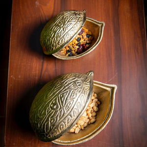 Bol de rangement intemporel avec couvercle en métal décoratif, plat de service ovale pour cacahuètes et bonbons, plateau à collation pour fêtes, mariages et cadeaux - Product Image 1