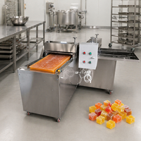 Automatische cake-snijmachine voor het maken van 7-vormige sesam-marshmallow-eiwitrepen, karamel, snoep, ontbijtgranen, nougat en gekonfijt fruit.