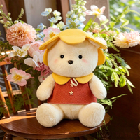 Venta al por mayor directa de fábrica: Oso de peluche cremoso con chaleco de lunares verdes y rojos y sombrero de flores, personalizado OEM a granel para regalo del hogar