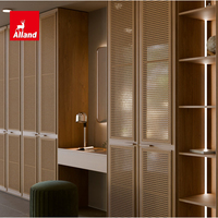 Armoire de chambre sur mesure Allandgroup Japandi avec panneaux en rotin intégrés, meuble de rangement moderne avec coiffeuse intégrée