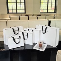Sac de shopping en papier de luxe avec logo personnalisé, poignées en ruban, emballage cadeau haut de gamme pour vêtements, cosmétiques, bijoux, vente en gros