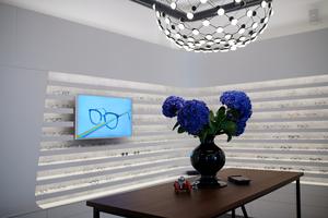 Fabricant de meubles pour magasins d'optique et d'armoires de présentation de lunettes |   Présentoir de lunettes de soleil LED personnalisées avec des matériaux écologiques - Product Image 5